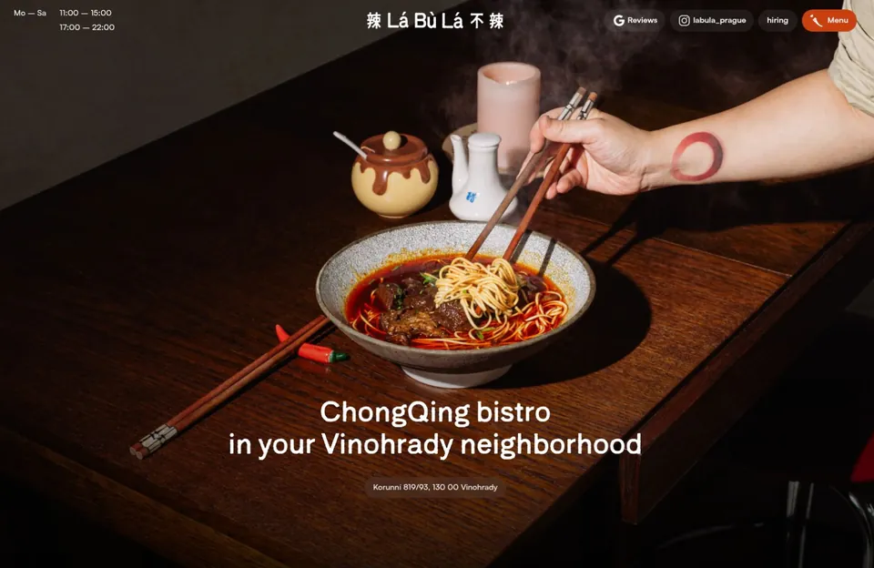 Úvodní stránka webu restaurace Labula: miska nudlí s hůlkami na dřevěném stole a nápis ChongQing bistro in your Vinohrady neighborhood