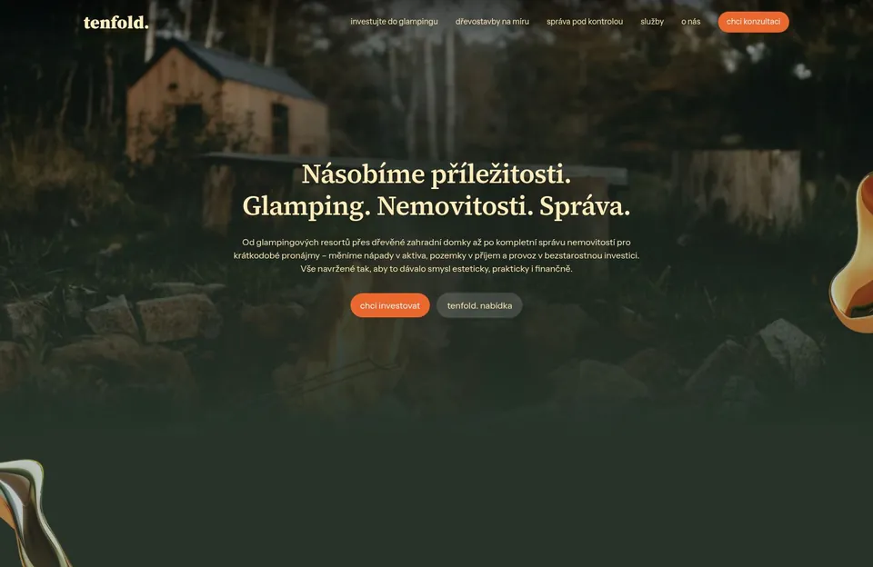Úvodní stránka webu Tenfold.: dřevěný glampingový domek v lese a nadpis Násobíme příležitosti. Glamping. Nemovitosti. Správa.